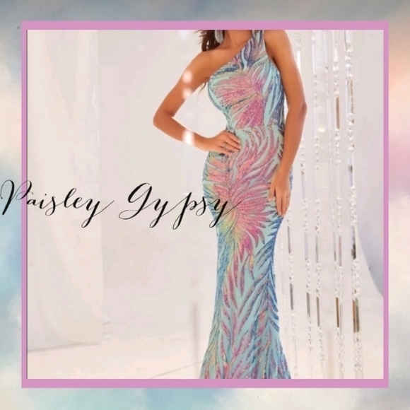 HOLOGRAPHIC PREMIUM BRAND AND QUALITY MERMAIDCORE SEQUINED MAXI DRESS - Picture 4 of 14